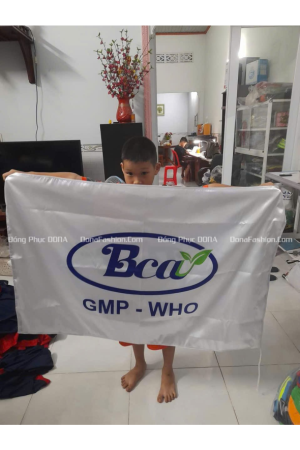 May in cờ công ty BCA